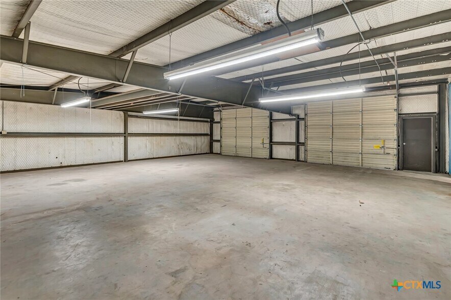 More Photos Of 306 N Wells St, Edna Office For Sale