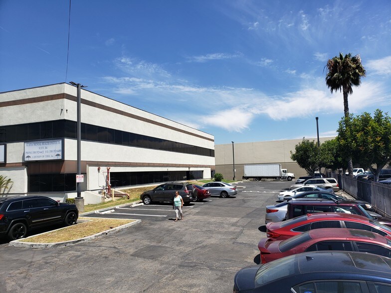 More Photos Of 555 W Redondo Beach Blvd, Gardena Office For Lease