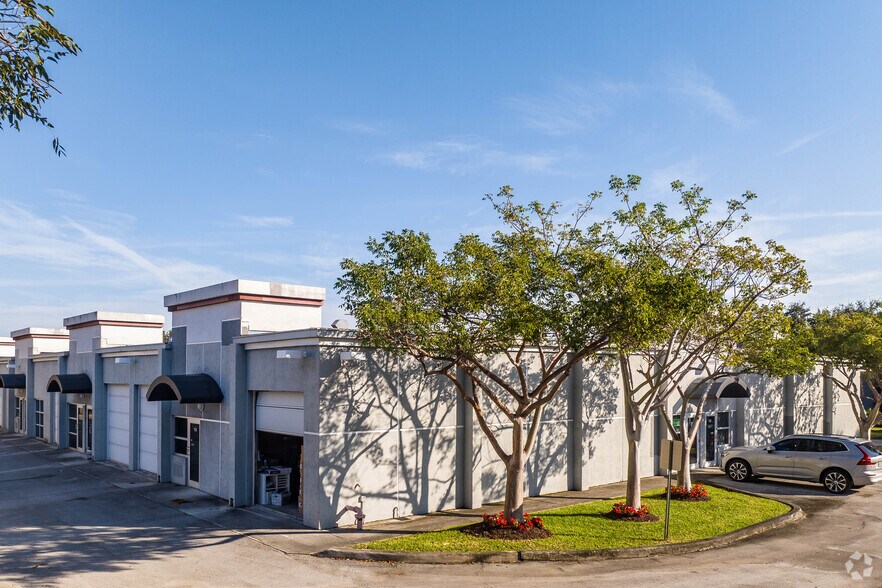 More Photos Of 1020 Holland Dr, Boca Raton Warehouse For Lease
