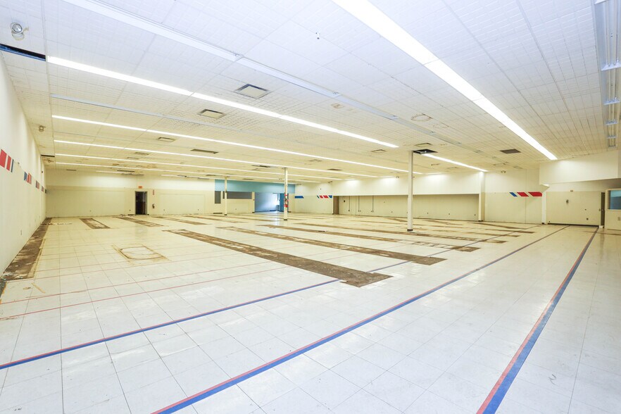 More Photos Of 902 N Lewis St, Glenville Drugstore For Lease