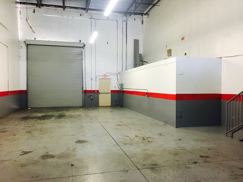 More Photos Of 787 Commerce Dr, Venice Warehouse For Lease