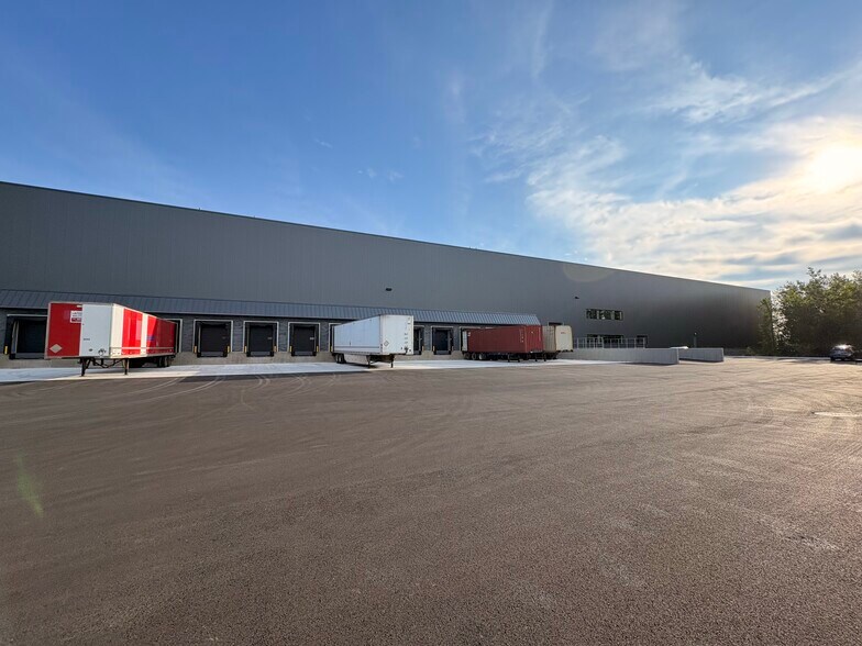 More Photos Of 350 Rue Hans-Zimmerman, Châteauguay Distribution For Lease