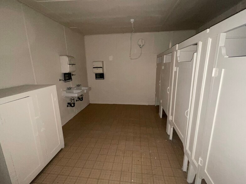 More Photos Of 323 S Fir St, Medford Warehouse For Sale