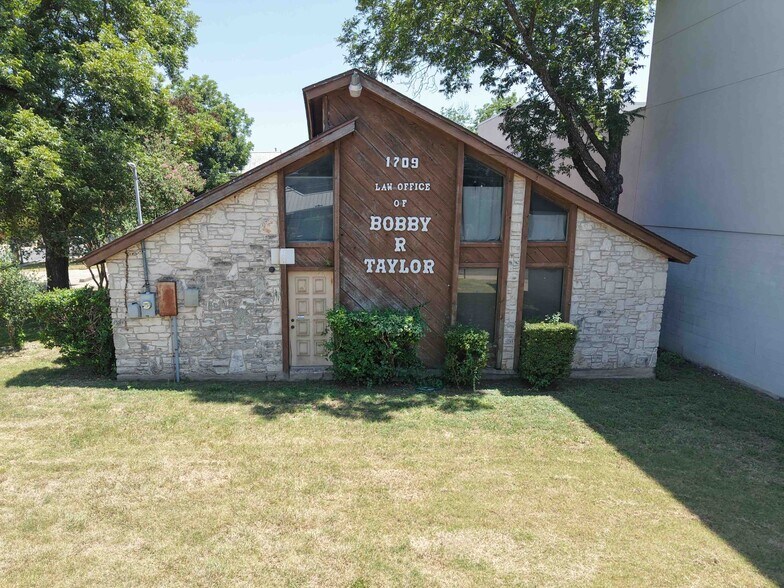 More Photos Of 1709 E Martin Luther King Jr Blvd, Austin Office For Sale