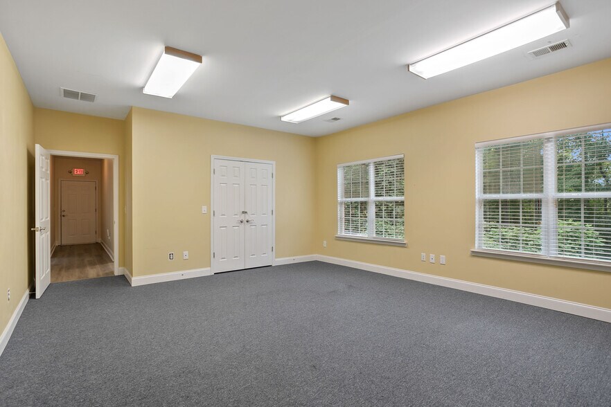 More Photos Of 200-204 River Park North Dr, Woodstock Medical For Sale