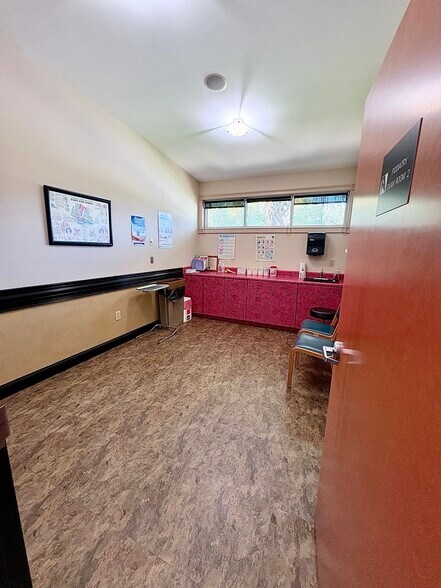 More Photos Of 1040 Morningside Dr, Perry Medical For Lease