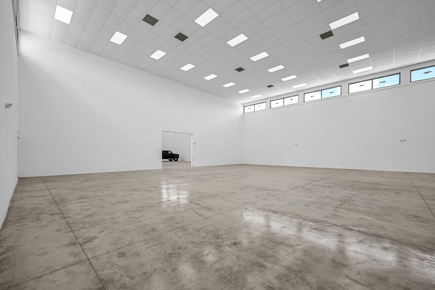 More Photos Of 221 NE 67th St, Miami Warehouse For Sale