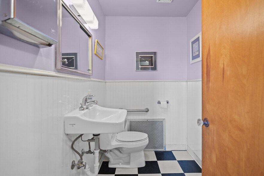 More Photos Of 74 Valley Rd, Middletown Office For Sale