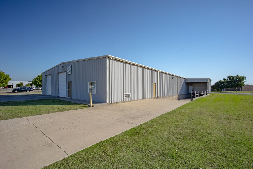 More Photos Of 2701 Bart Conner Ct, Norman Warehouse For Lease