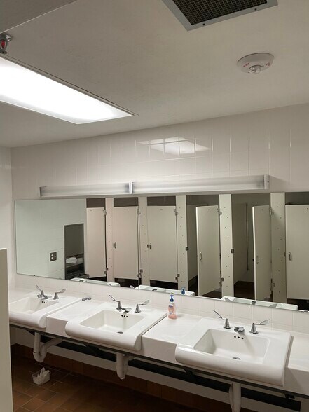 More Photos Of 1701 Colonial Dr, Thomasville Office For Lease