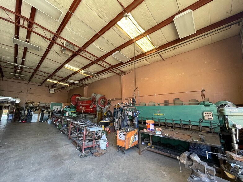 More Photos Of 1135 W Columbus St, Bakersfield Manufacturing For Sale