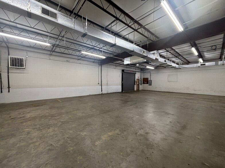 More Photos Of 1040 Thousand Oaks Blvd, Greenville Flex For Lease