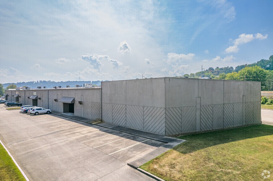 More Photos Of 2201 Brookwood Dr, Little Rock Light Distribution For Lease