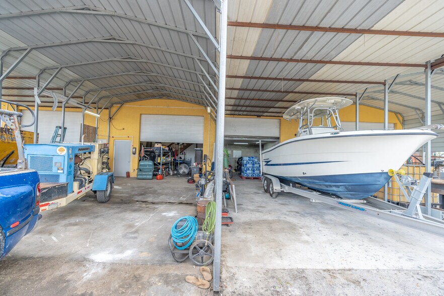 More Photos Of 2700 Evans Ave, Fort Myers Light Manufacturing For Sale