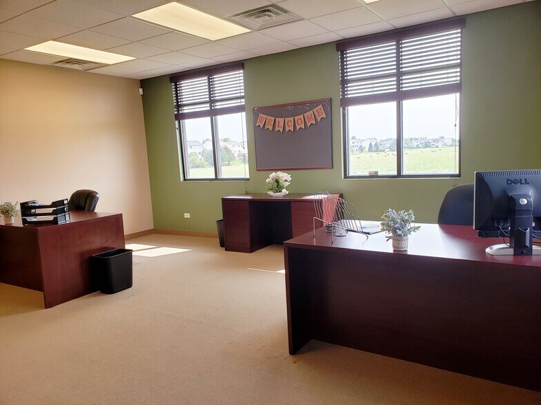 More Photos Of 16001-16009 Executive Dr, Crest Hill Office For Lease