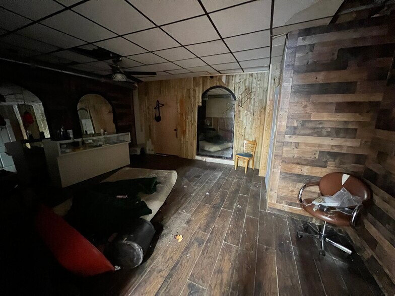 More Photos Of 839 Elizabeth Ave, Elizabeth General Retail For Sale