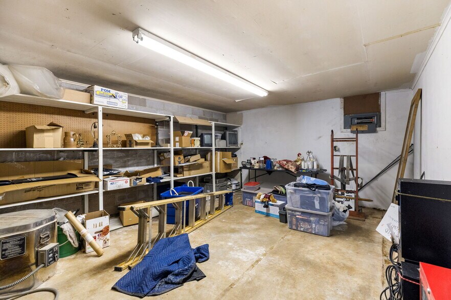 More Photos Of 805 N Magnolia Ave, Luling Flex For Sale