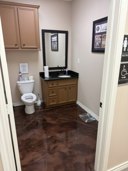 More Photos Of 2915 S Sam Houston Pky E, Houston Unknown For Lease