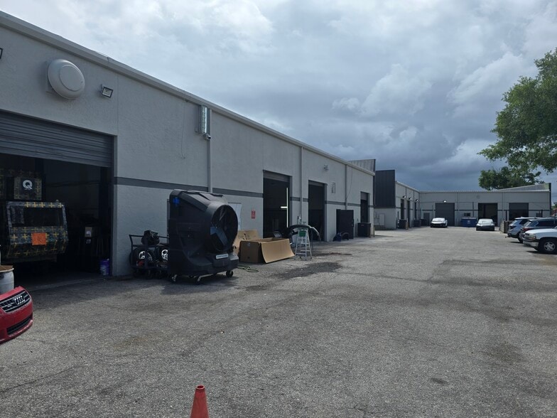 Primary Photo Of 6605-6619 E Colonial Dr, Orlando Storefront For Lease