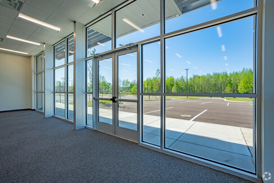 More Photos Of 3715 US Hwy 51, Southaven Distribution For Lease