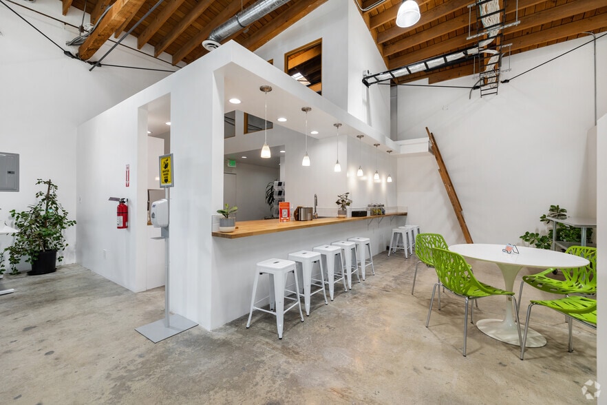 More Photos Of 3384 Robertson Pl, Los Angeles Unknown For Lease