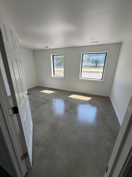 More Photos Of 2042 Fisher St, Huntsville Warehouse For Lease