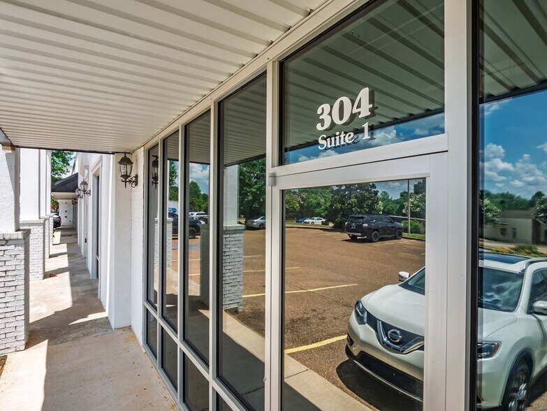 More Photos Of 304 Heritage Dr, Oxford General Retail For Sale