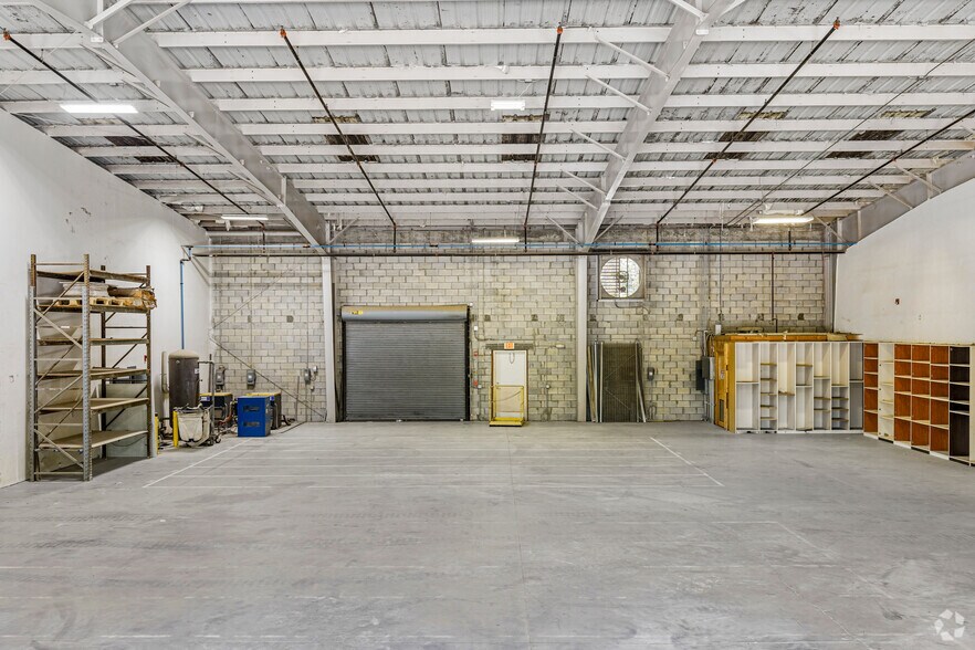 More Photos Of 740 NW Enterprise Dr, Port Saint Lucie Manufacturing For Lease