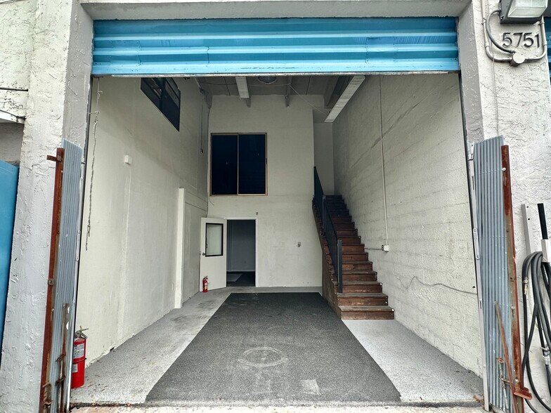 More Photos Of 5751 Dawson St, Hollywood Warehouse For Lease