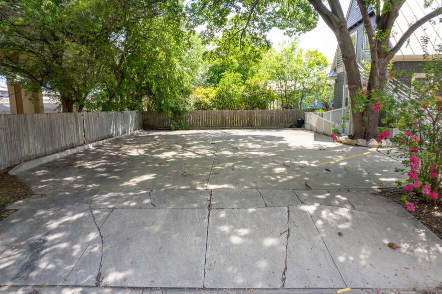 More Photos Of 801 E Quincy St, San Antonio Office Residential For Lease