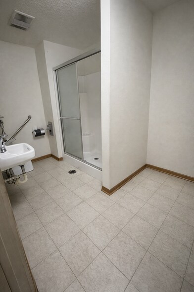 More Photos Of 376 Hope Station Rd, Weston Warehouse For Lease