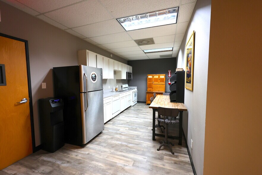 More Photos Of 9201 Metric Blvd, Austin Warehouse For Lease