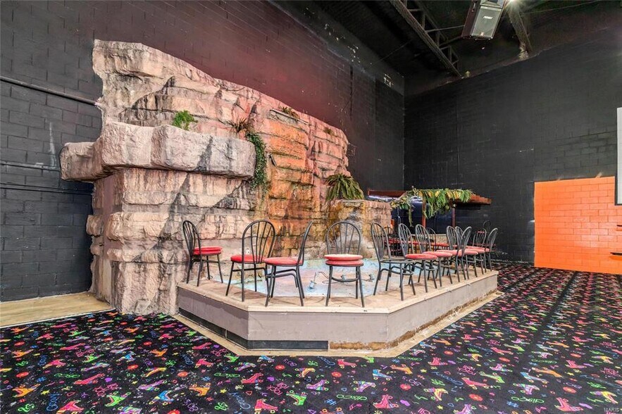 More Photos Of 512 Old Route 66, Saint Robert Showroom For Sale