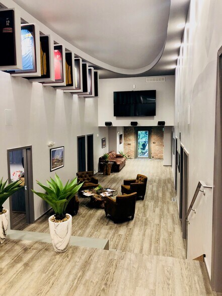 More Photos Of 2018 Main St, Kansas City Loft Creative Space For Sale