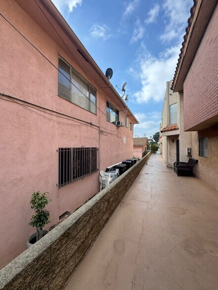 More Photos Of 410 Fischer St, Glendale Apartments For Sale