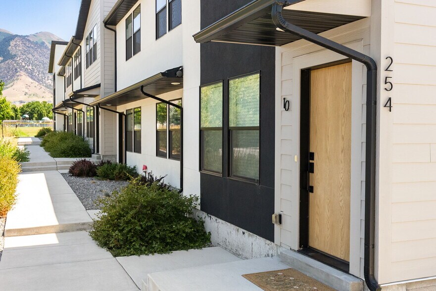 More Photos Of 254 N Spring Creek Pky, Providence Apartments For Sale