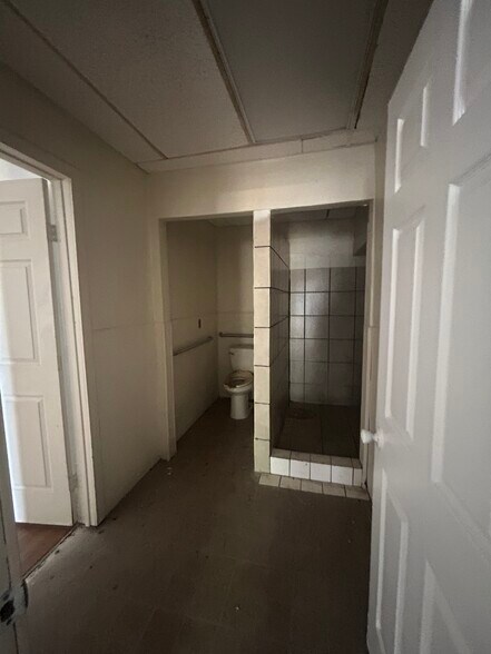 More Photos Of 200 N Beach St, Fort Worth Office For Sale