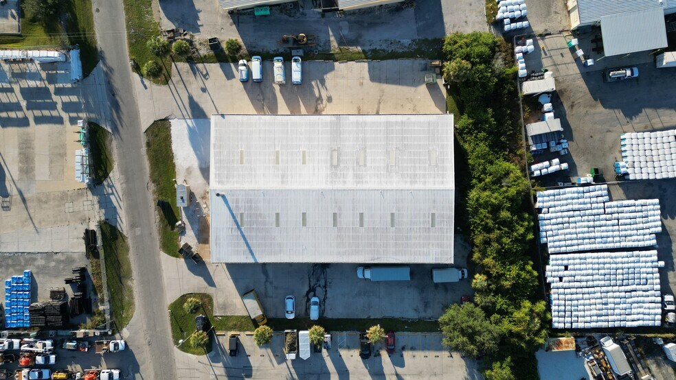 More Photos Of 4240 James St, Port Charlotte Service For Lease