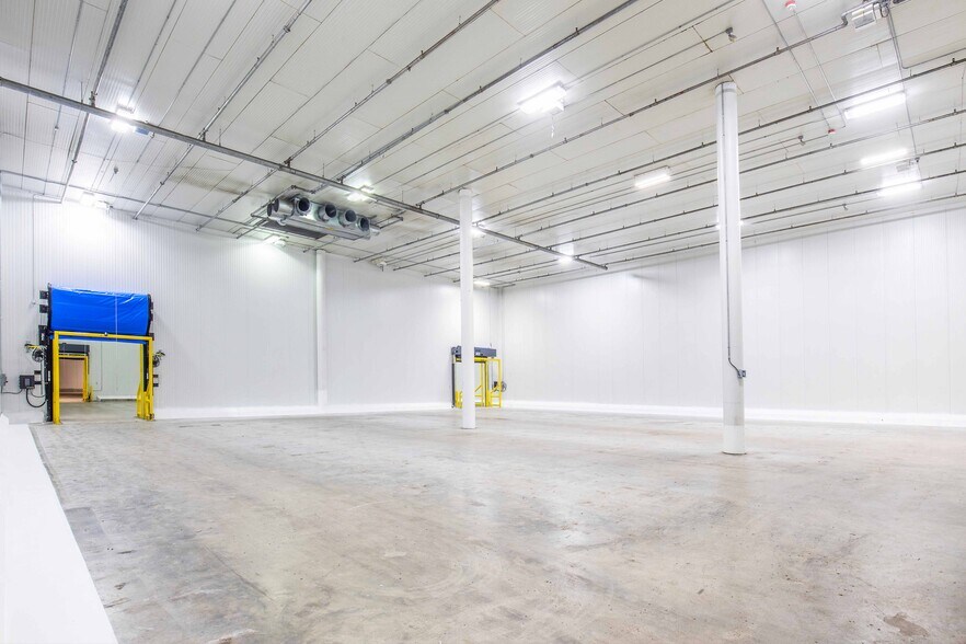 More Photos Of 6100-6284 McIntosh Rd, Sarasota Refrigeration Cold Storage For Lease