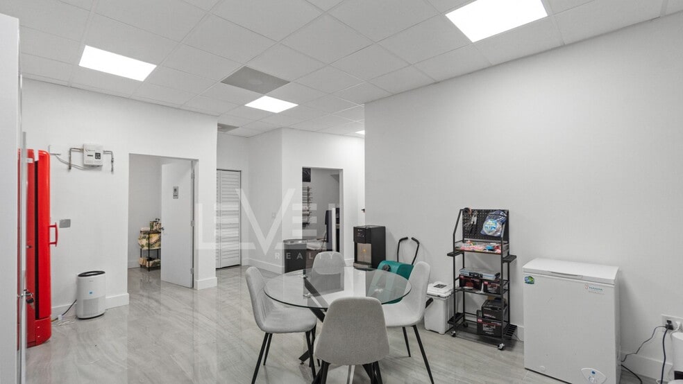 More Photos Of 3472 NE 5th Ave, Oakland Park Showroom For Lease