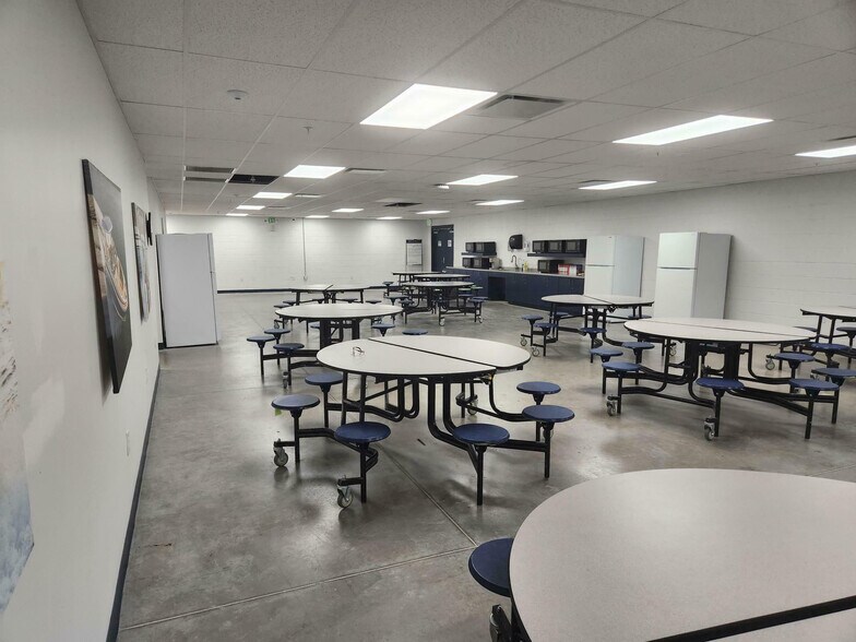 More Photos Of 8161 15th St E, Sarasota Manufacturing For Lease