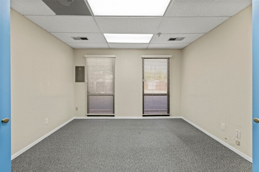 More Photos Of 1606 W Mineral King Ave, Visalia Office For Sale