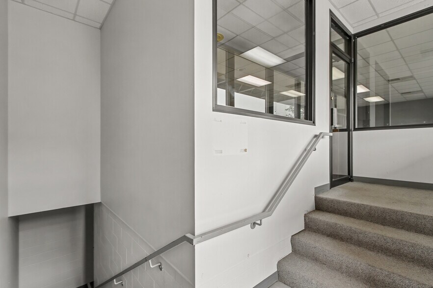 More Photos Of 115 E Conant St, Portage Office For Sale