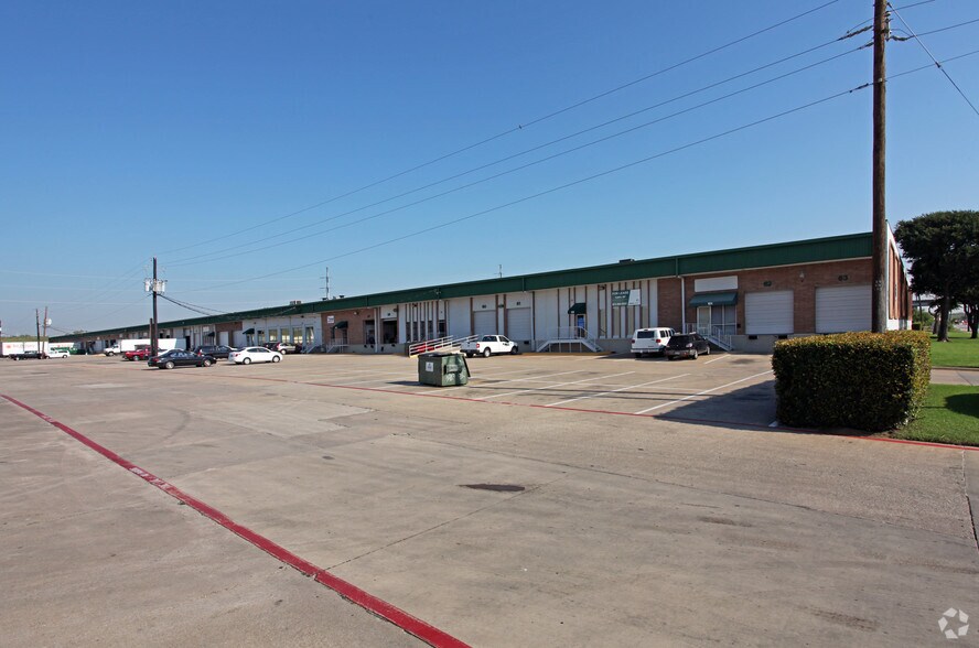 More Photos Of 151 Regal Row, Dallas Warehouse For Lease