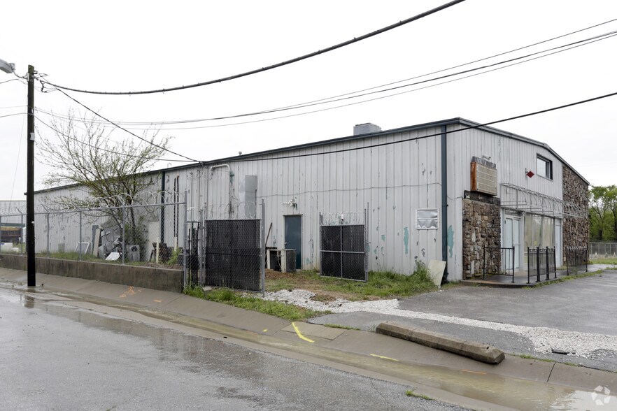 More Photos Of 535 W Poplar St, Fayetteville Warehouse For Lease