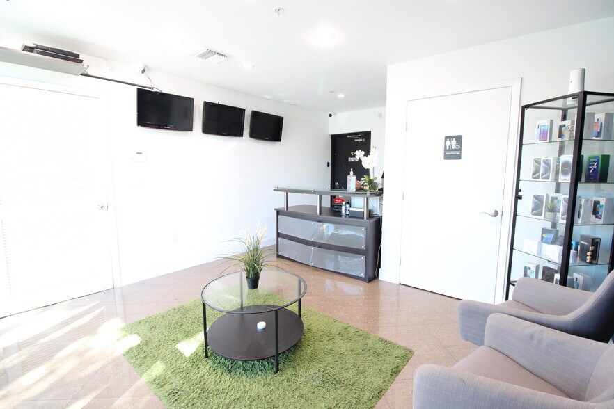 More Photos Of 8205-8225 NW 30th Ter, Doral Warehouse For Lease