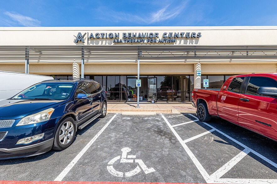 More Photos Of 2000 N Mays St, Round Rock Freestanding For Lease