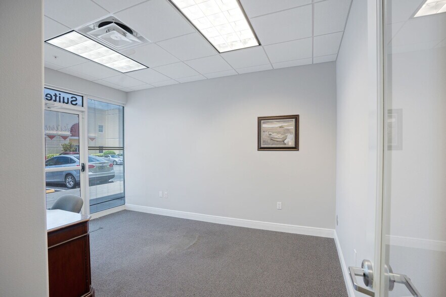 More Photos Of 6341 Porter Rd, Sarasota Light Distribution For Sale
