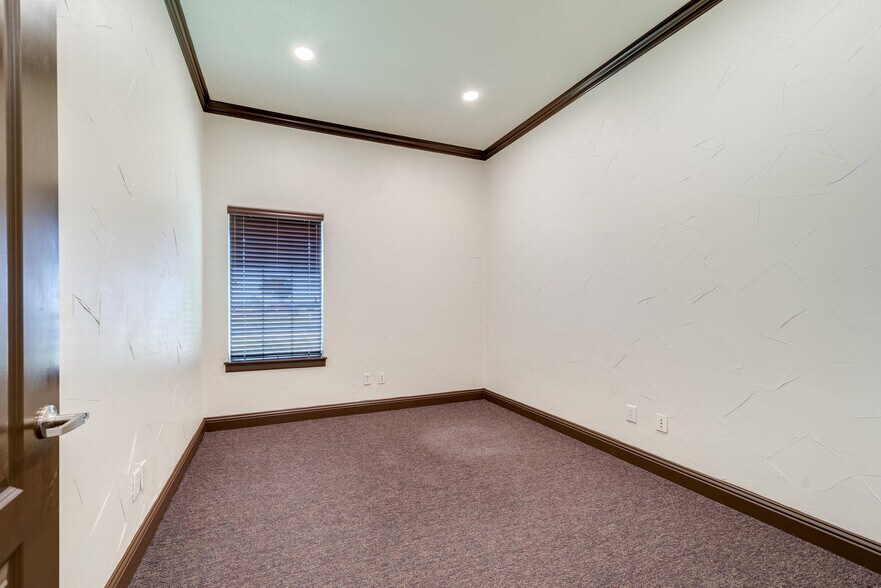 More Photos Of 5849 Park Vista Cir, Keller Showroom For Lease