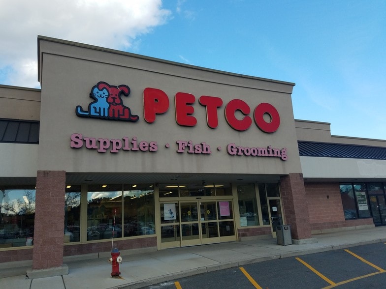 More Photos Of 350-400 Ryders Ln, Milltown General Retail For Lease